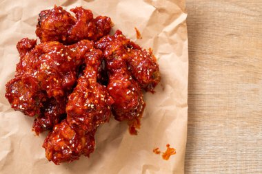 Baharatlı soslu kızarmış tavuk 