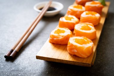 mayonez ve karides yumurta ile taze somon suşi rulo