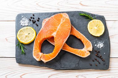 taze çiğ somon fileto biftek