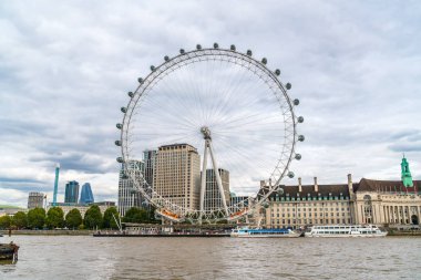 Londra / Uk - 2 Eylül 2019: Thames nehri ile Londra Gözü