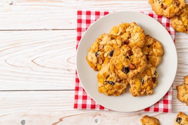 Mısır gevreği üzüm ve badem ile kurabiye