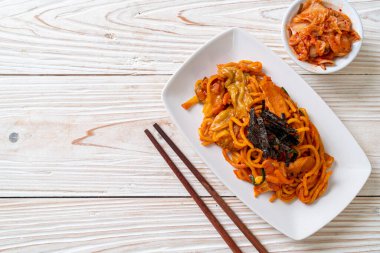 Kore baharatlı soslu ve sebzeli kızarmış erişte.