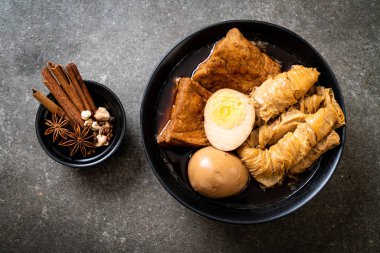 kahverengi sosu veya tatlı sos haşlanmış yumurta