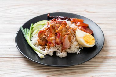 Barbekü soslu kırmızı domuz eti ve üstüne pirinç. 