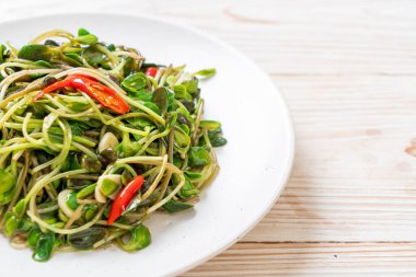 Istiridye sosu ile Kızarmış ayçiçeği Sprout