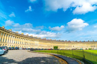 Bath, İngiltere - 30 Ağustos 2019: The famous Royal Crescent at Bath 