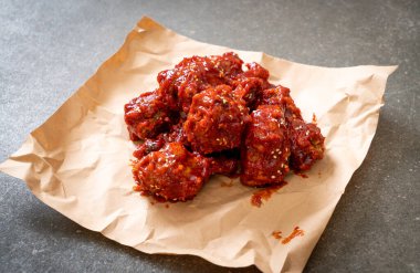 Baharatlı soslu kızarmış tavuk 