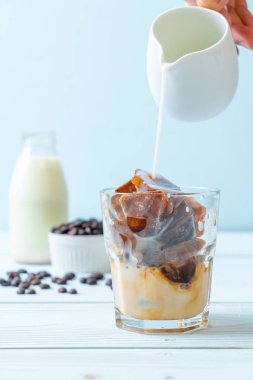 Sütlü kahve buz küpleri