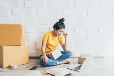  genç Asyalı kadın kucağında stres veya depresif duygu