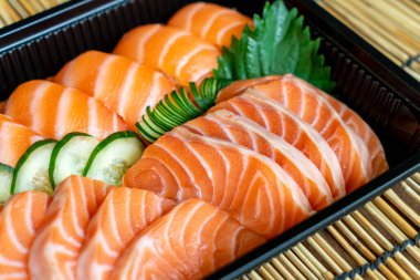 taze somon suşi ve sashimi vardır