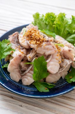 Haşlanmış balık dip sos ile