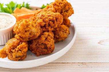 Kızarmış baharatlı tavuk kanadı