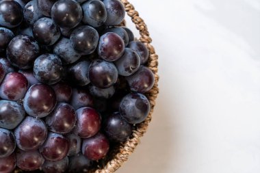 beyaz arka planda taze siyah üzüm
