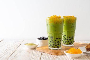 kabarcık ve bal kabarcıkları ile yeşil çay latte