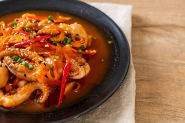 tavada kızartılmış ahtapot veya kalamar Kore baharatlı hamur (osam bulgog ile