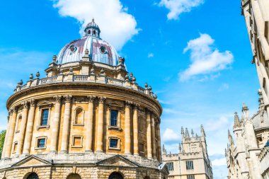 Radcliffe Kamera ve Oxfo Üniversitesi'nde Tüm Souls College