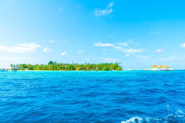 plaj ve deniz ile tropikal Maldivler tatil otel ve ada