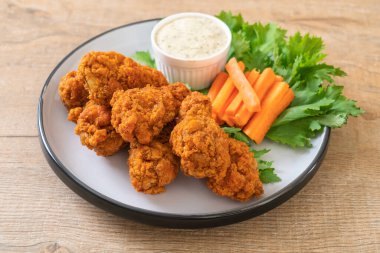 Kızarmış baharatlı tavuk kanadı