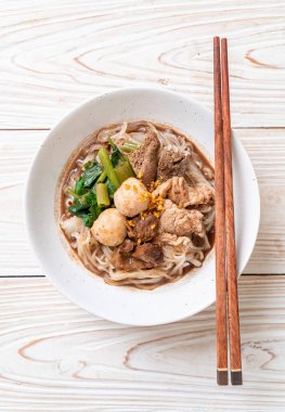 Demlenmiş Domuz eti ile pirinç şehriye çorbası