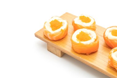 mayonez ve karides yumurta ile taze somon suşi rulo