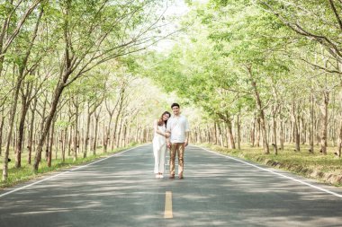 Ağaç arch ile yolda aşık mutlu Asya çift