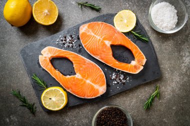 taze çiğ somon fileto biftek