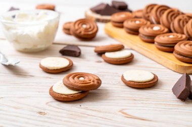 kremalı çikolatalı kurabiye