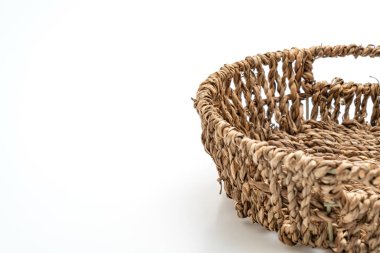 Beyaz arkaplanda hasır sepet