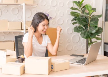 Genç Kadınlar müşteri, iş sahibi yeni sipariş sonra mutlu 