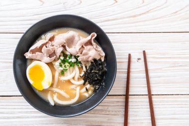 Udon ramen noodle ile domuz çorbası 