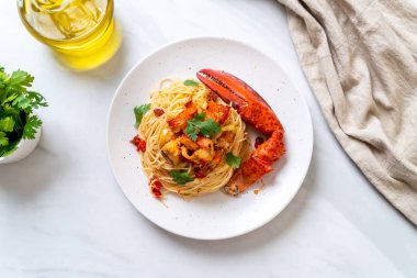 Makarna all'astice veya ıstakoz spagetti