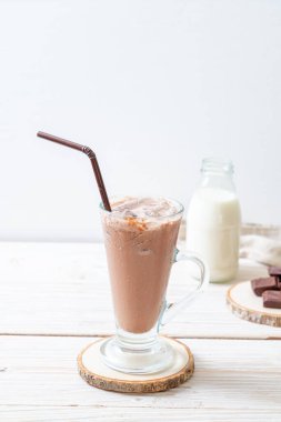 Buzlu çikolata milkshake içecek