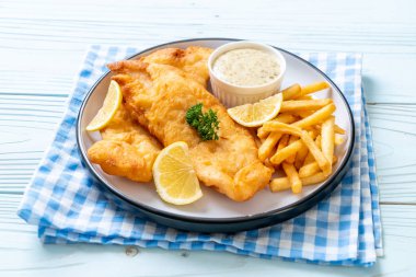 Kızartmalı balık ve patates kızartması.