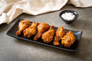 Soslu kızarmış tavuk.