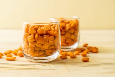 sarımsak bisküvi ekmek çubuğu