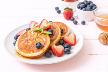 taze yaban mersini, taze çilek ve bal ile gözleme