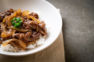 Biftek dilimlenmiş pirinç (Gyuu-Don) 