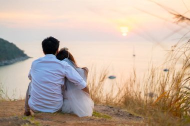 Mutlu genç Asyalı çift aşık iyi vakit geçiriyor 