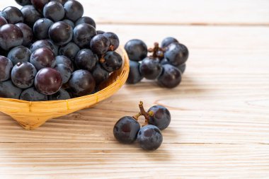 beyaz arka planda taze siyah üzüm