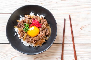 Biftek dilimlenmiş pirinç (Gyuu-Don) 