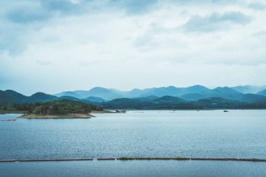 Kanchanaburi de bulutlu gökyüzü ile Srinagarind Barajı , Tayland