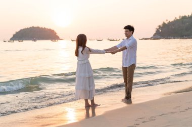 Mutlu çift balayı gidiş tropikal kum plajı üzerinde su içinde seyahat.