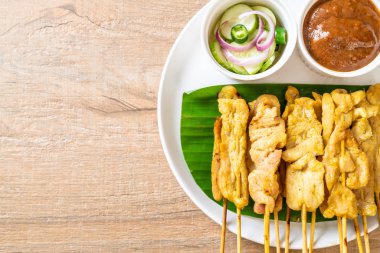 Domuz Satay-ızgara domuz fıstığı sosu veya tatlı ile servis ve 