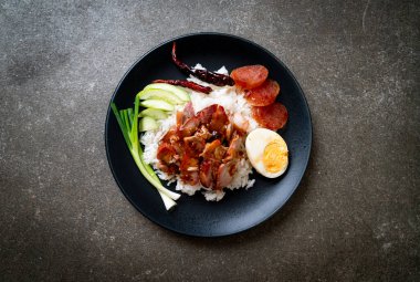 Barbekü soslu kırmızı domuz eti ve üstüne pirinç. 