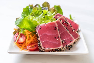 Taze orkinos sebze salata ile ham