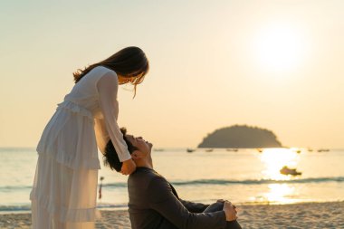 Mutlu çift balayı gidiş tropikal kum plajı üzerinde su içinde seyahat.