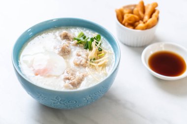 kase kıyılmış domuz eti ile pirinç çorbası 