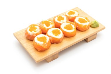 mayonez ve karides yumurta ile taze somon suşi rulo