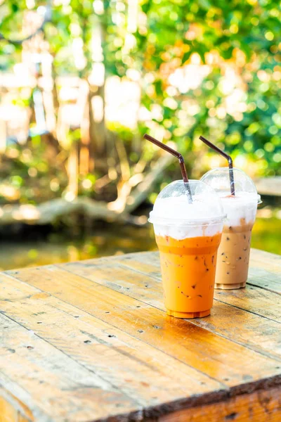 Herbata mrożona Thai mleka i kubek latte mrożona kawa — Zdjęcie stockowe