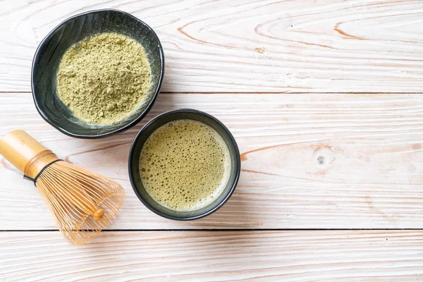 Taza de té verde matcha caliente con polvo de té verde y batidor — Foto de Stock